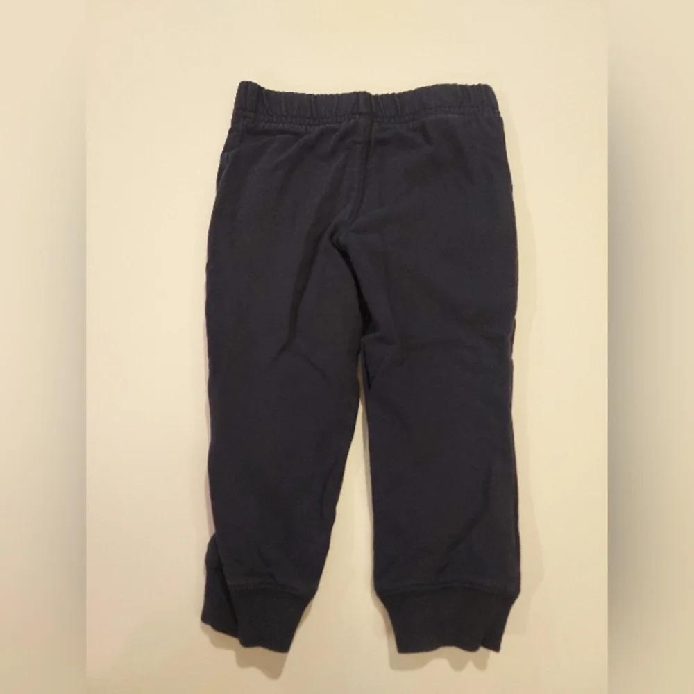 Carter's Toddler Boy 2 Piece Firetruck Hoodie and Jogger Set in Size 2T - Picture 7 of 7